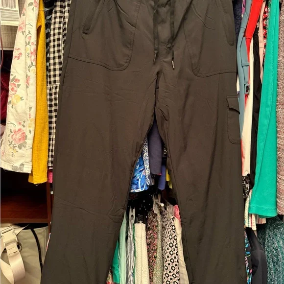 Women's Black Eddie Bauer fleece lined cargo pants - Picture 3 of 5